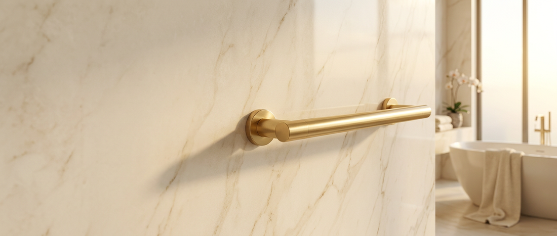Barre d'appui design finition dorée dans une salle de bain élégante